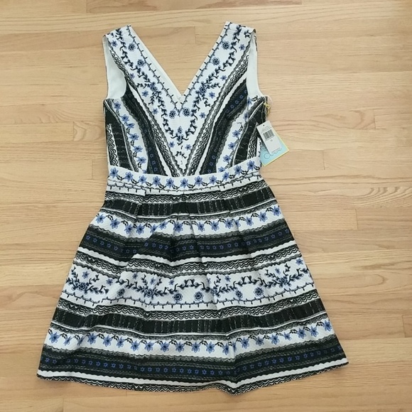 CeCe Dresses & Skirts - CeCe v-neck print dress size 10